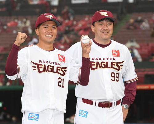 楽天対日本ハム　プロ初勝利の早川（左）は石井GM兼監督と笑顔を見せる（撮影・山崎安昭）