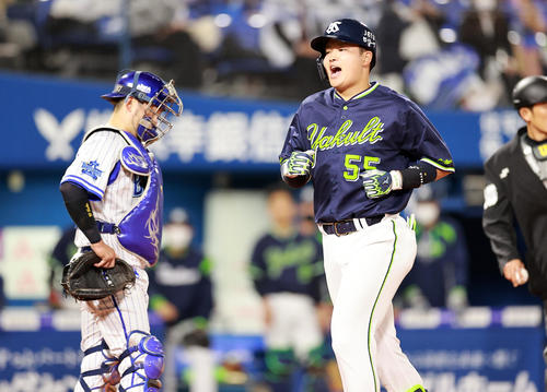 DeNA対ヤクルト　5回表ヤクルト2死一塁、村上は中越え2点本塁打を放ち、雄たけびを上げて生還する。捕手戸柱（撮影・浅見桂子）