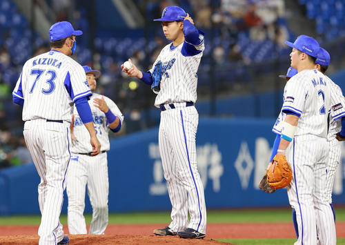 DeNA対ヤクルト　5回表ヤクルト2死一塁、村上に中越え2点本塁打を許した入江（中央）の元に集まる選手たち（撮影・浅見桂子）