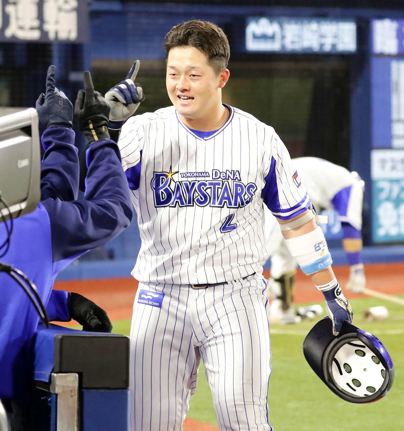 DeNA対ヤクルト　6回裏DeNA無死一、二塁、牧（右）は左越え3点本塁打を放ち、ナインに迎えられ「1」のポーズ（撮影・浅見桂子）