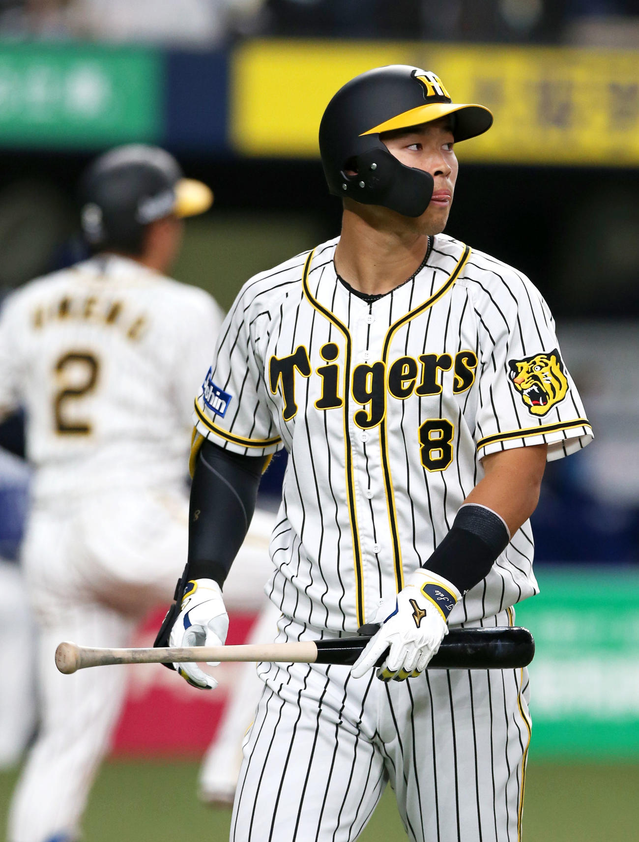 阪神対中日　8回阪神1死、佐藤輝は空振り三振に終わりベンチへ戻る（撮影・上山淳一）