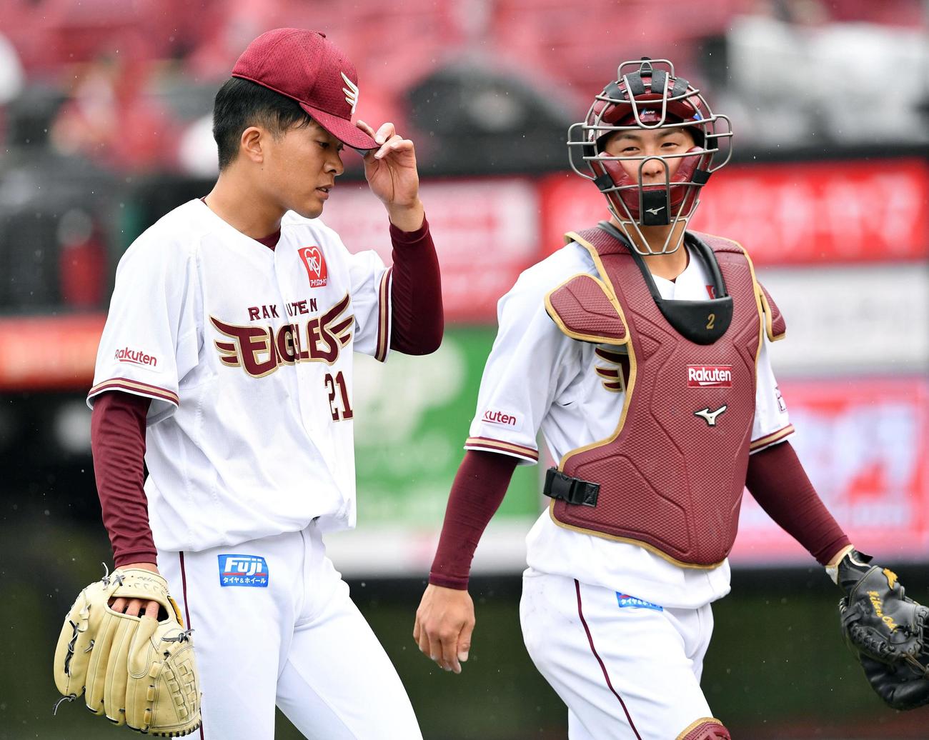 3回、吉田正に先制本塁打を浴びた早川（左）は悔しげな表情で引き揚げる。右は太田（撮影・滝沢徹郎）