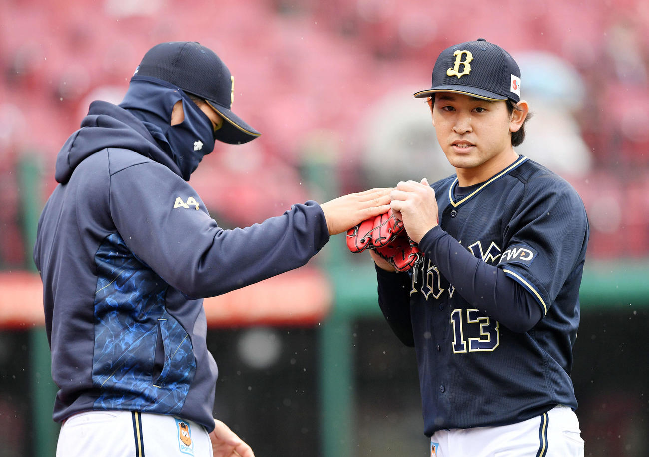 楽天対オリックス　8回を投げ終えたオリックス宮城（右）は頓宮とタッチを交わす（撮影・滝沢徹郎）