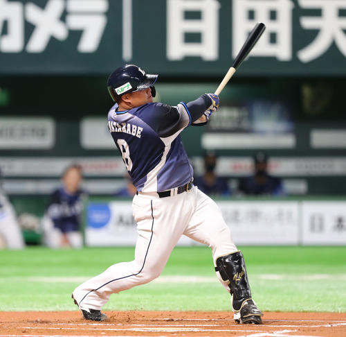 ソフトバンク対西武 6回表西武2死一塁渡部健人は左越えに2点本塁打を放つ(撮影・梅根麻紀)