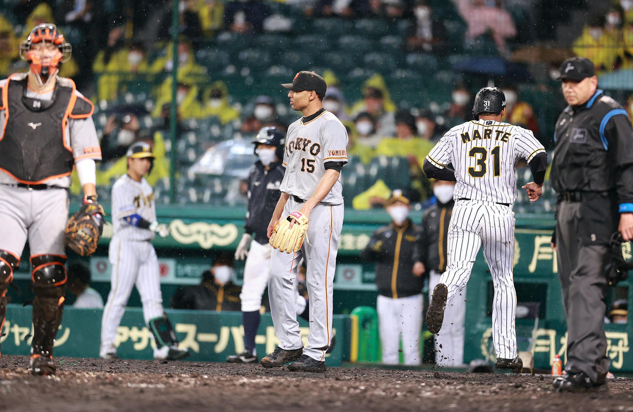 阪神対巨人　3回裏阪神無死一、二塁、サンズに左適時二塁打を許したサンチェス（中央）は生還したマルテ（右）の横でぼう然と立ちすくむ（撮影・浅見桂子）