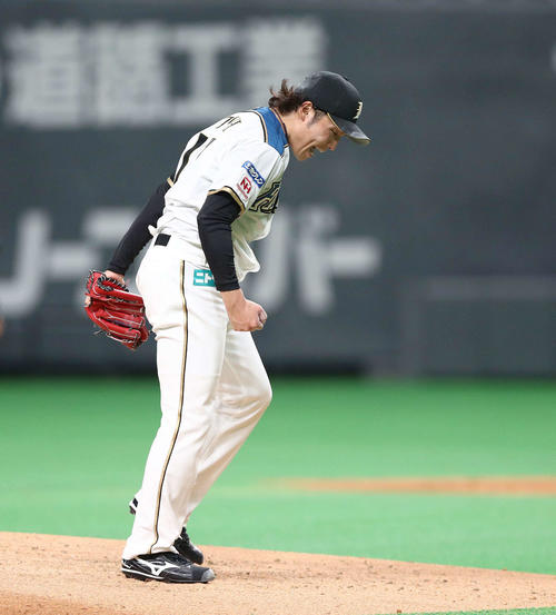 日本ハム対ソフトバンク　5回表ソフトバンク2死一、三塁、甲斐を三振にとり叫ぶ伊藤（撮影・黒川智章）