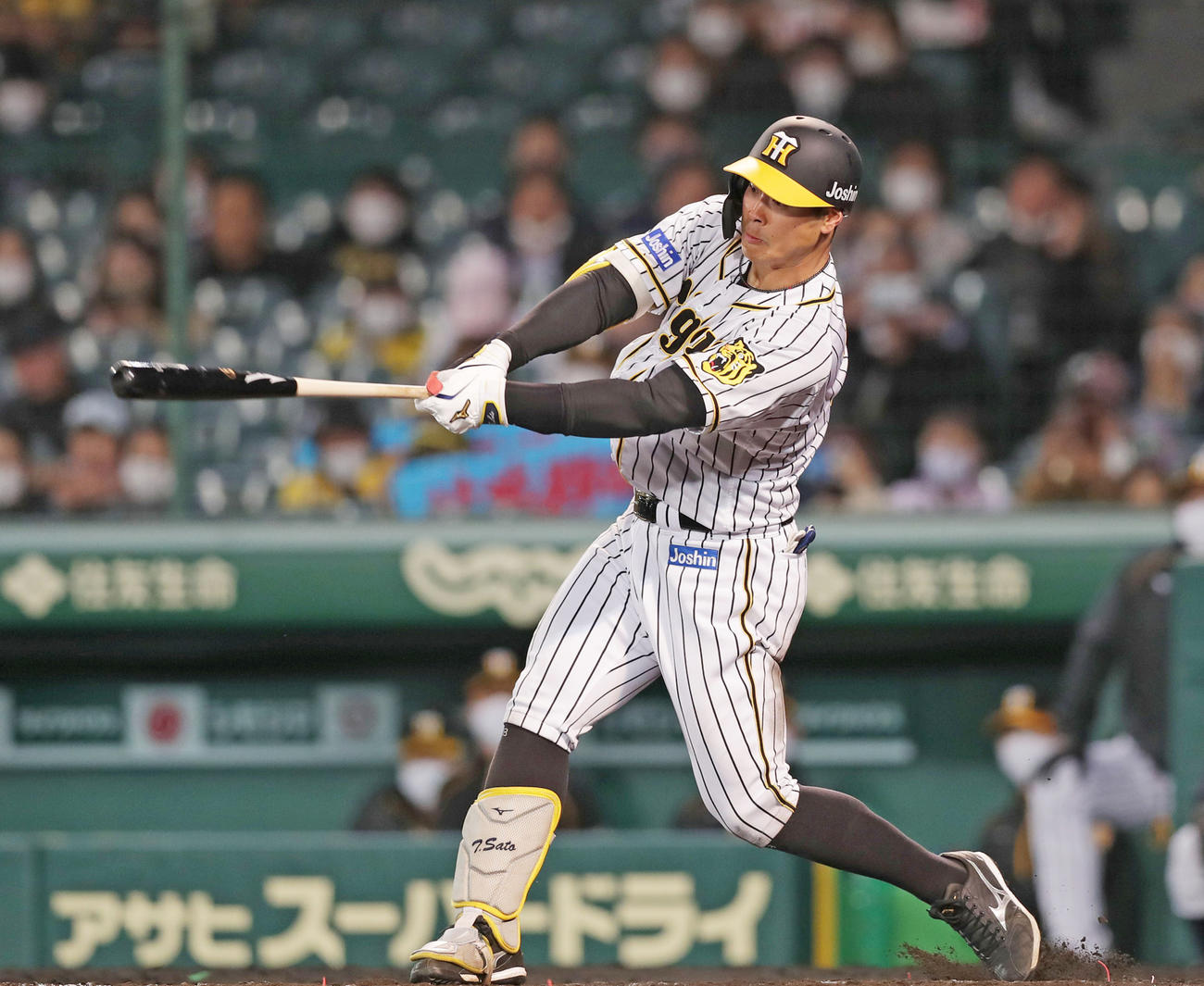 4回裏阪神無死一塁、右中間へ2点本塁打を放つ佐藤輝（撮影・前田充）