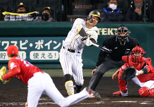 4回裏阪神無死一塁、佐藤輝は甲子園1号となる右越え2点本塁打を放つ（撮影・上山淳一）