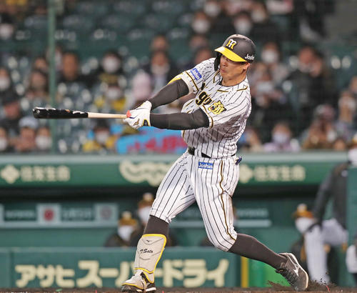 4回裏阪神無死一塁、右中間へ2点本塁打を放つ佐藤輝（撮影・前田充）