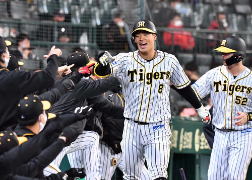 4回裏阪神無死一塁、右越えに2点本塁打を放ちナインと笑顔を見せる佐藤輝（撮影・上田博志）