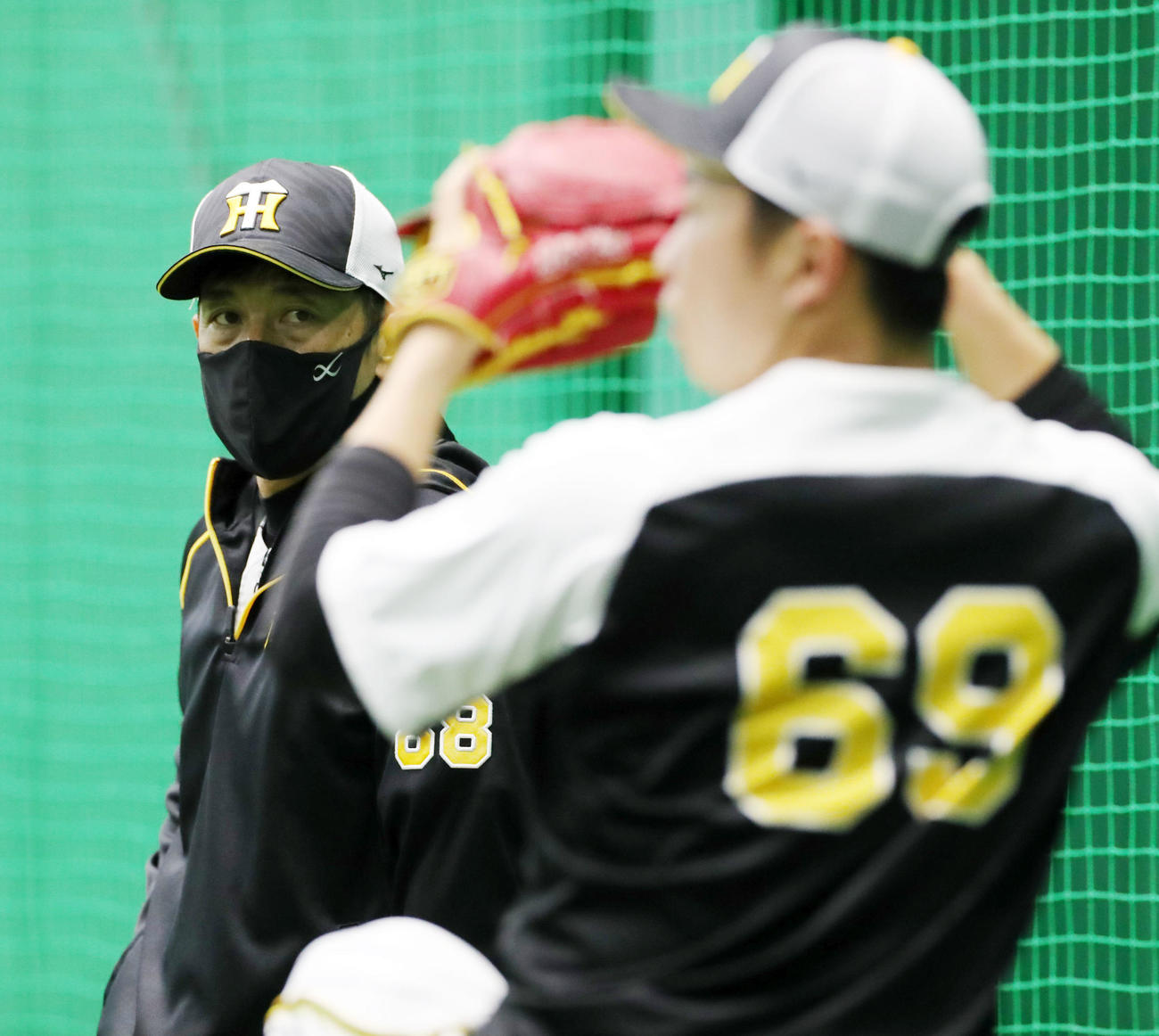 阪神対ヤクルト　石井大（右）のキャッチボールを見守る矢野監督（撮影・加藤哉）