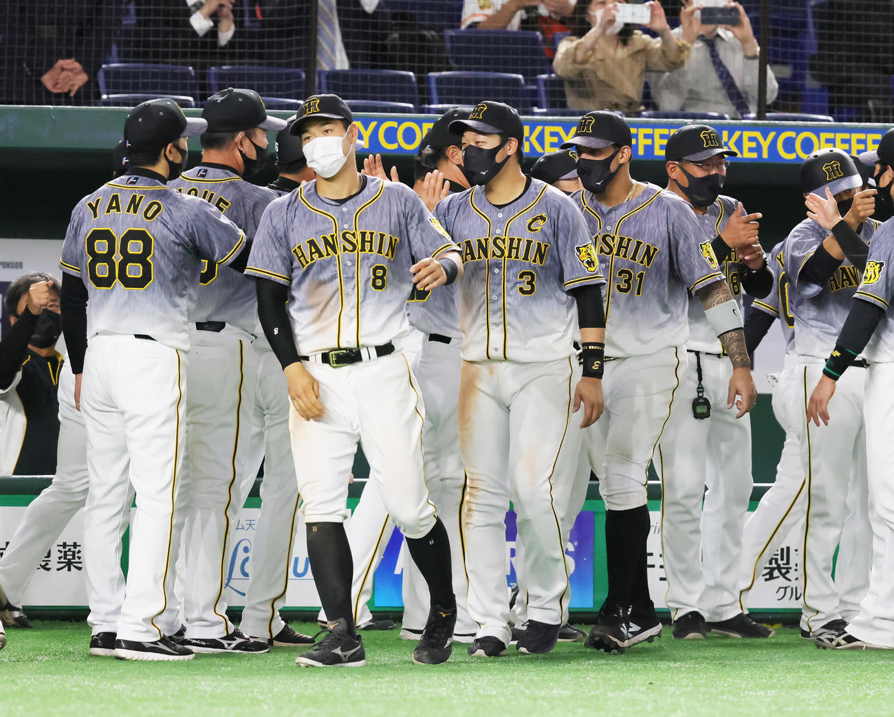 巨人対阪神　勝利しタッチを交わす阪神の、左から矢野監督、佐藤輝、大山ら（撮影・足立雅史）