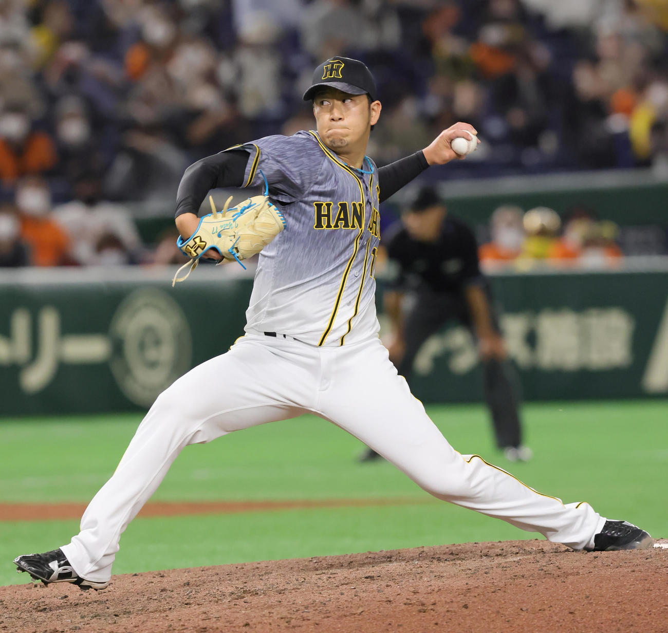 巨人対阪神　阪神2番手で登板する岩貞（撮影・足立雅史）