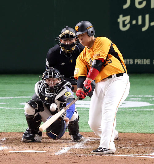 巨人対阪神　2回裏巨人無死、ソロ本塁打を放つ岡本和。投手青柳（撮影・狩俣裕三）
