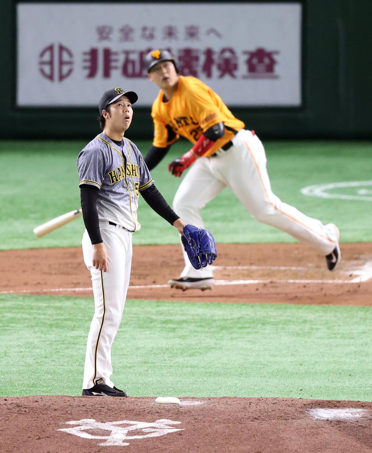 巨人対阪神　2回裏巨人無死、岡本和にソロ本塁打を浴びる青柳（撮影・狩俣裕三）