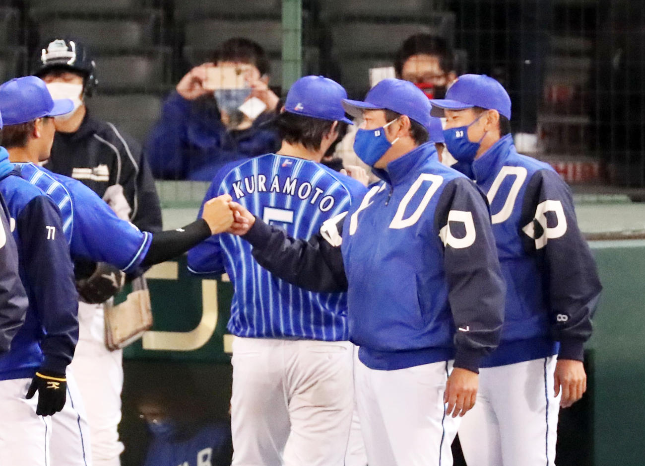 阪神に勝利し三浦監督（右）はナインをエアタッチで迎える（撮影・加藤哉）