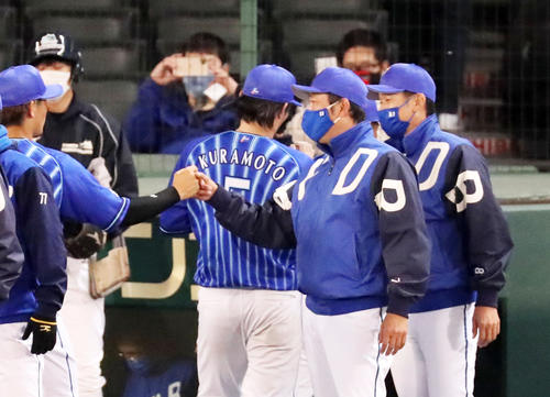 阪神に勝利し三浦監督（右）はナインをエアタッチで迎える（撮影・加藤哉）