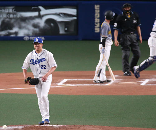 中日対阪神　6回表阪神1死、大野雄（手前）は近本を見逃し三振に仕留める（撮影・上山淳一）