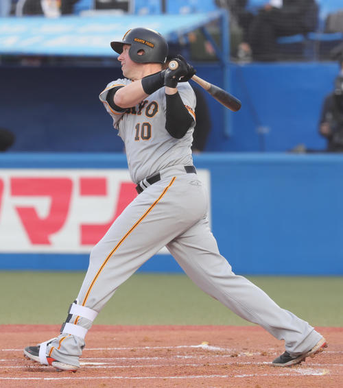 ヤクルト対巨人　1回表巨人1死一、二塁、スモークは右前打を放つ（撮影・足立雅史）