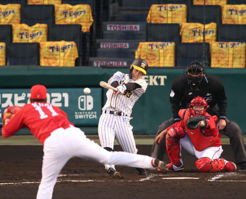 阪神対広島　2回裏阪神2死一、二塁、糸原は右前適時打を放つ（撮影・上山淳一）