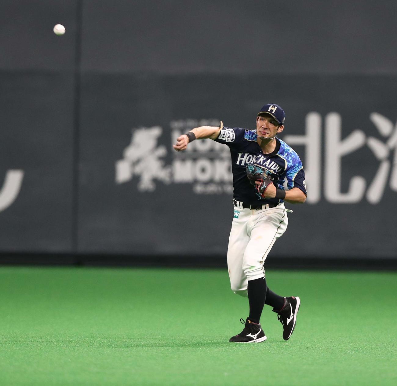 日本ハム対西武　4回表西武2死二塁、呉念庭の右前打で大田が本塁で愛斗を補殺する（撮影・黒川智章）