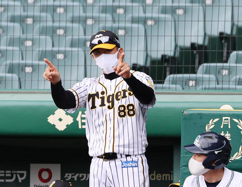 1回表広島1死二塁、鈴木誠が二ゴロも一塁セーフ判定にリプレー検証を要求する矢野監督、結果はアウト（撮影・清水貴仁）