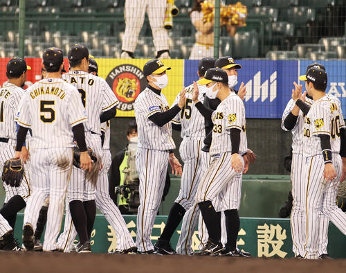 4月30日、広島戦に勝利し両リーグ最速20勝到達の矢野耀大監督（中央）は選手を出迎える