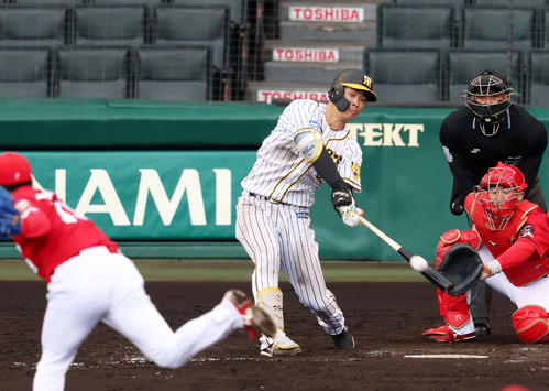 5回裏阪神無死満塁、佐藤輝は右越え満塁本塁打を放つ。投手野村（撮影・加藤哉）