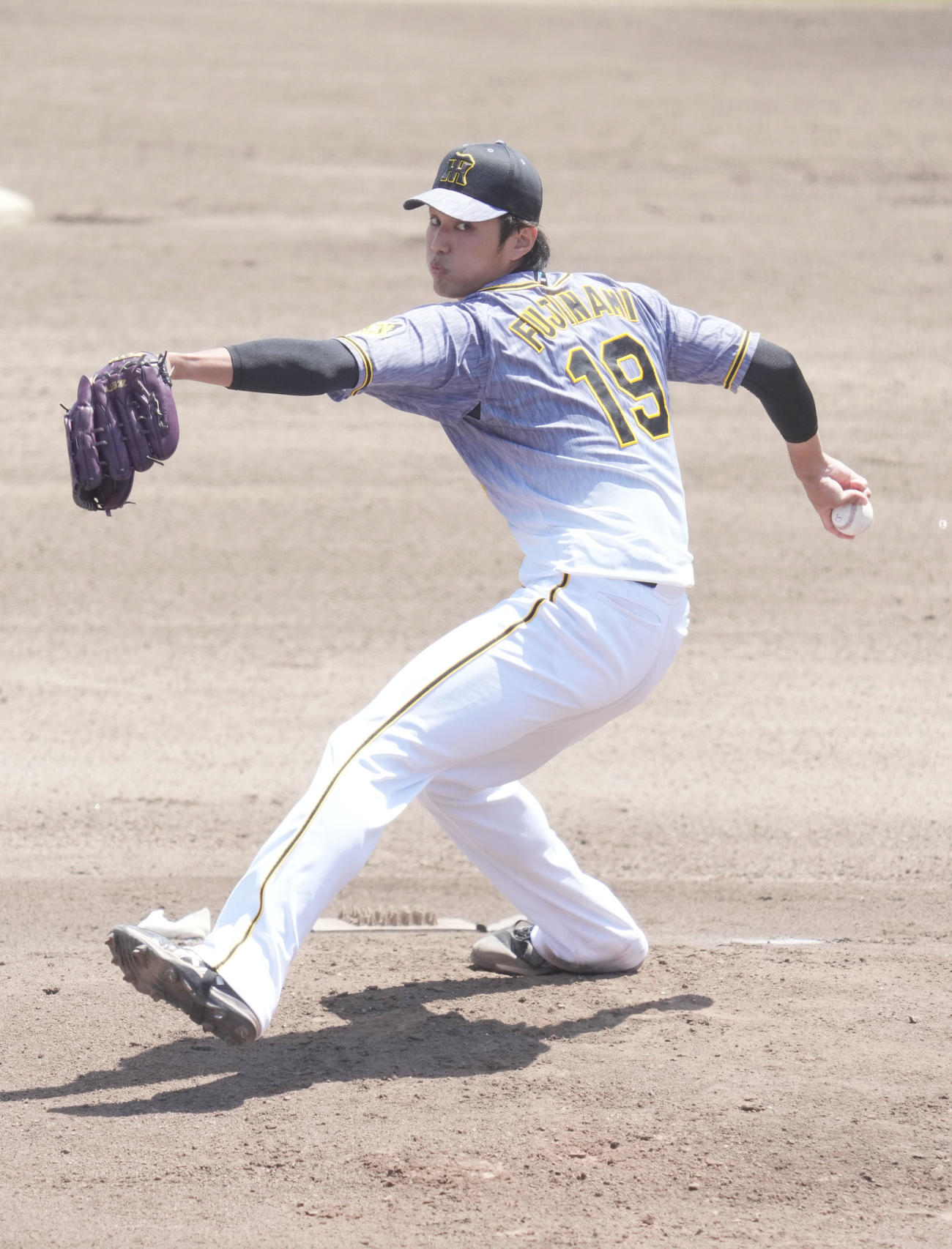 ウエスタンリーグ中日対阪神　1回裏、登板する阪神先発の藤浪（撮影・森本幸一）