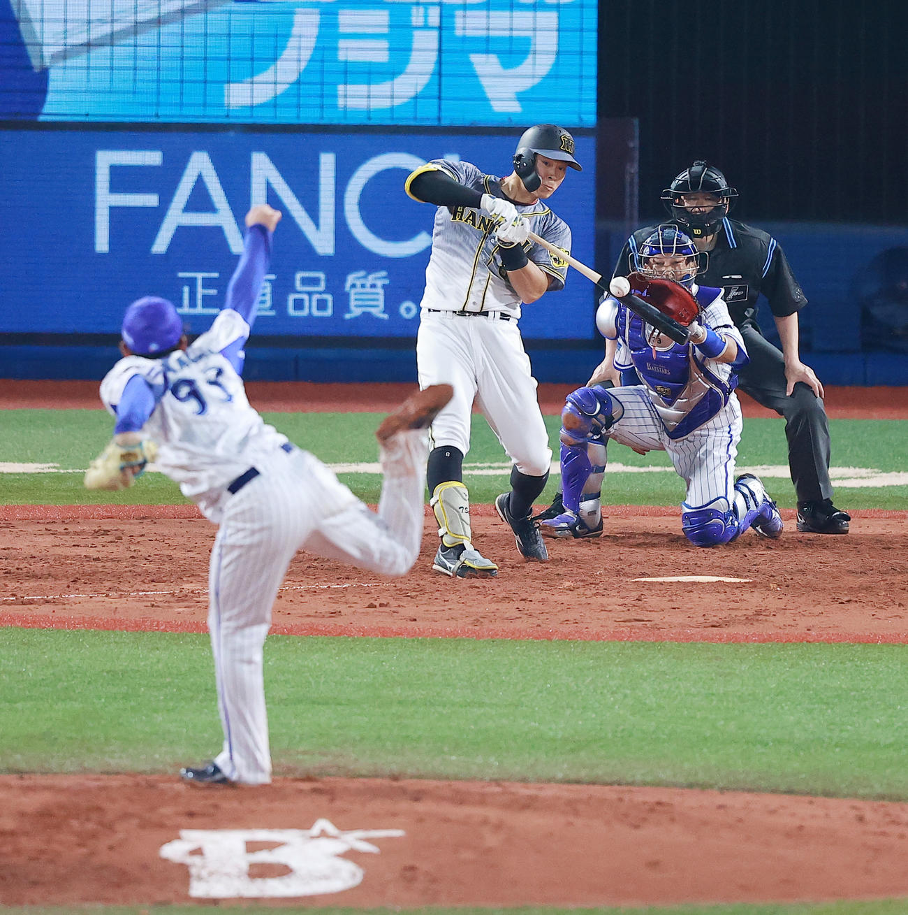 DeNA対阪神　4回表阪神無死、中川から右越え本塁打を放つ佐藤輝（撮影・野上伸悟）