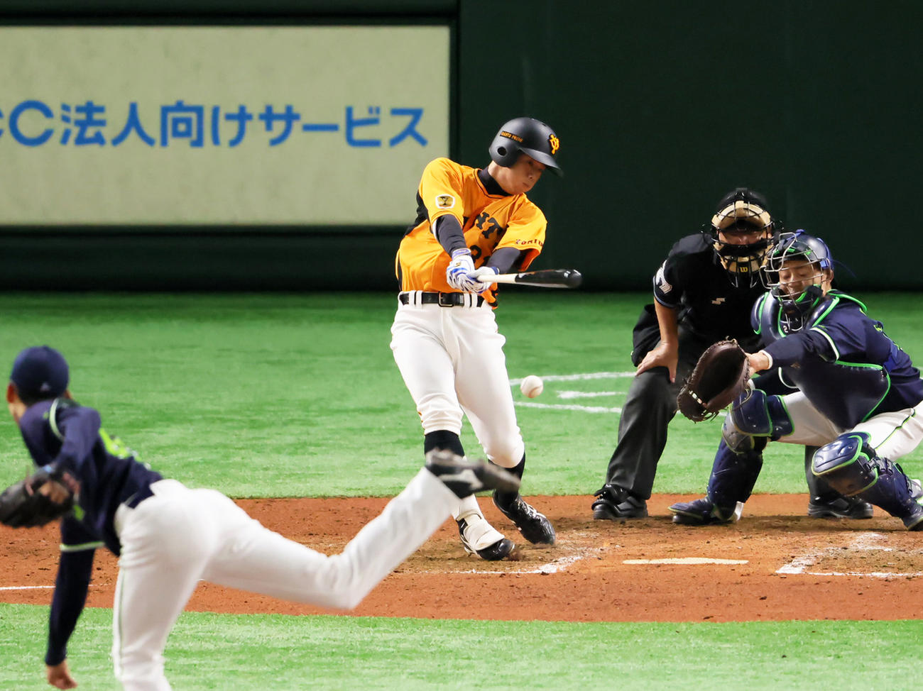 7回裏巨人無死一塁、二併殺打に倒れた代打松原。投手金久保（撮影・足立雅史）