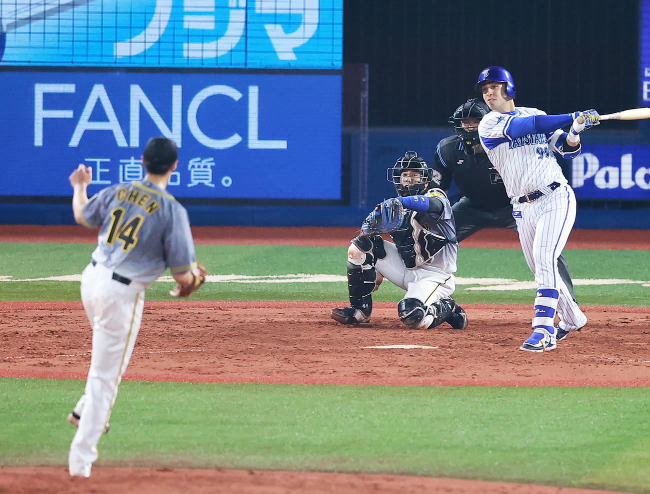 4回裏DeNA無死満塁、チェンから右前適時打を放つソト（撮影・野上伸悟）