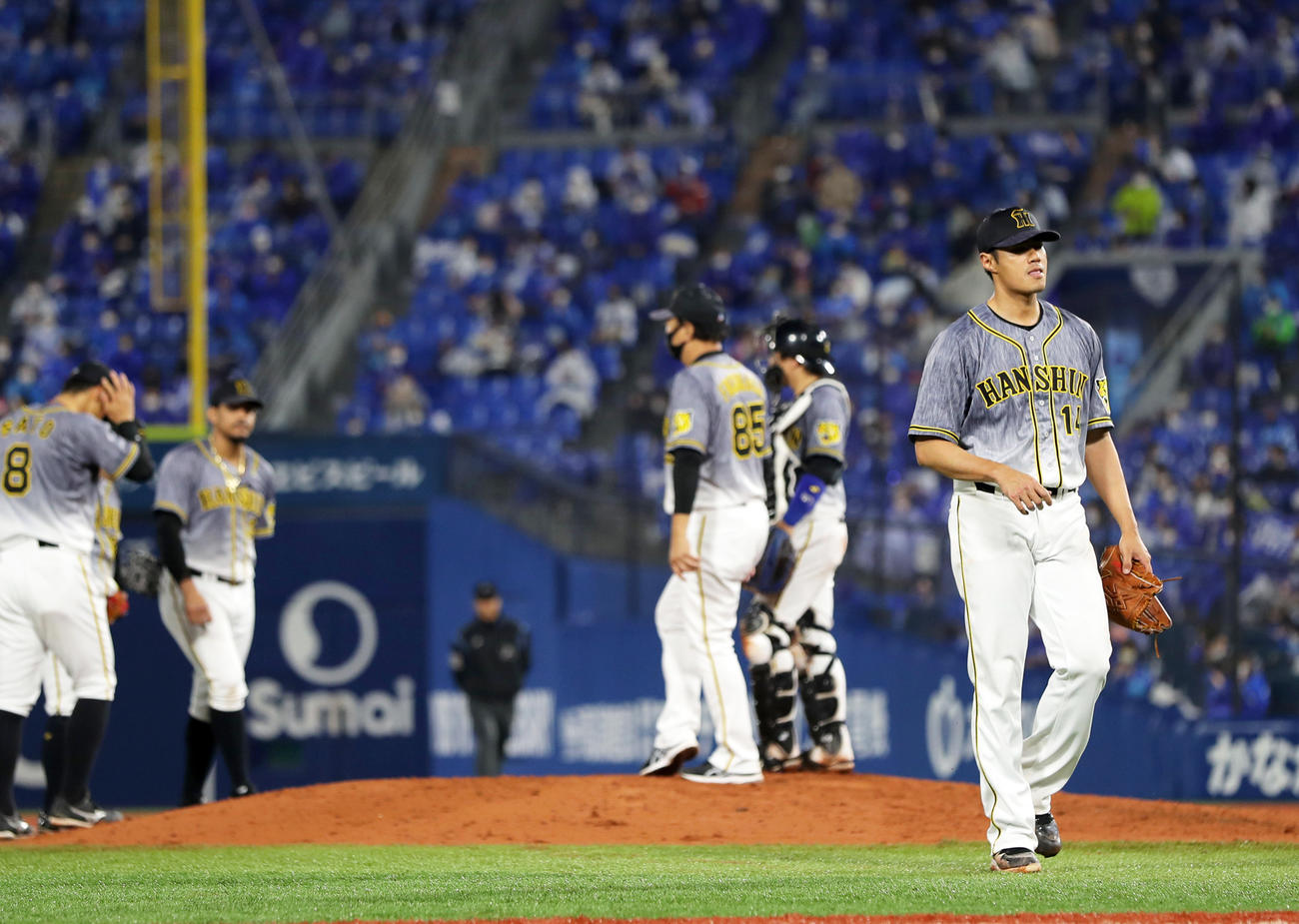 4回裏DeNA1死一、三塁、チェン（右）は代打山下に適時打を浴びて降板となる（撮影・前田充）