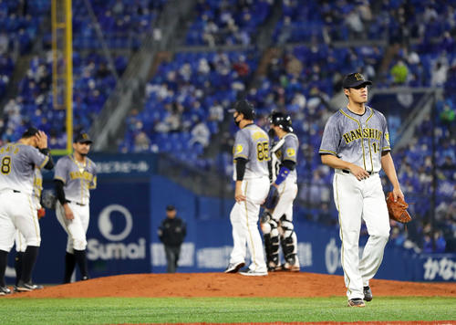 4回裏DeNA1死一、三塁、チェン（右）は代打山下に適時打を浴びて降板となる（撮影・前田充）