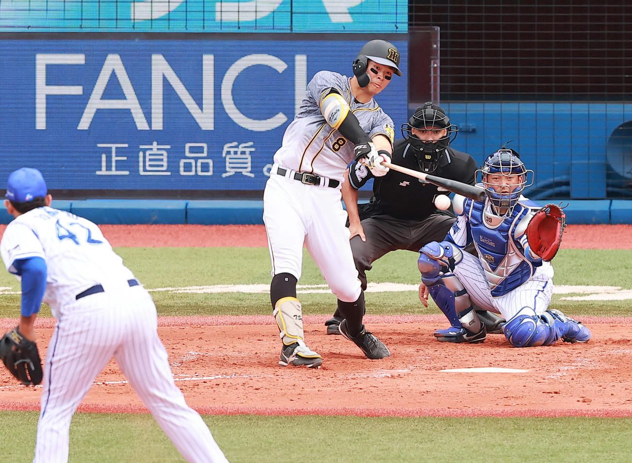 4回表阪神2死三塁、先制中前適時打を放つ佐藤輝。投手ロメロ（撮影・野上伸悟）