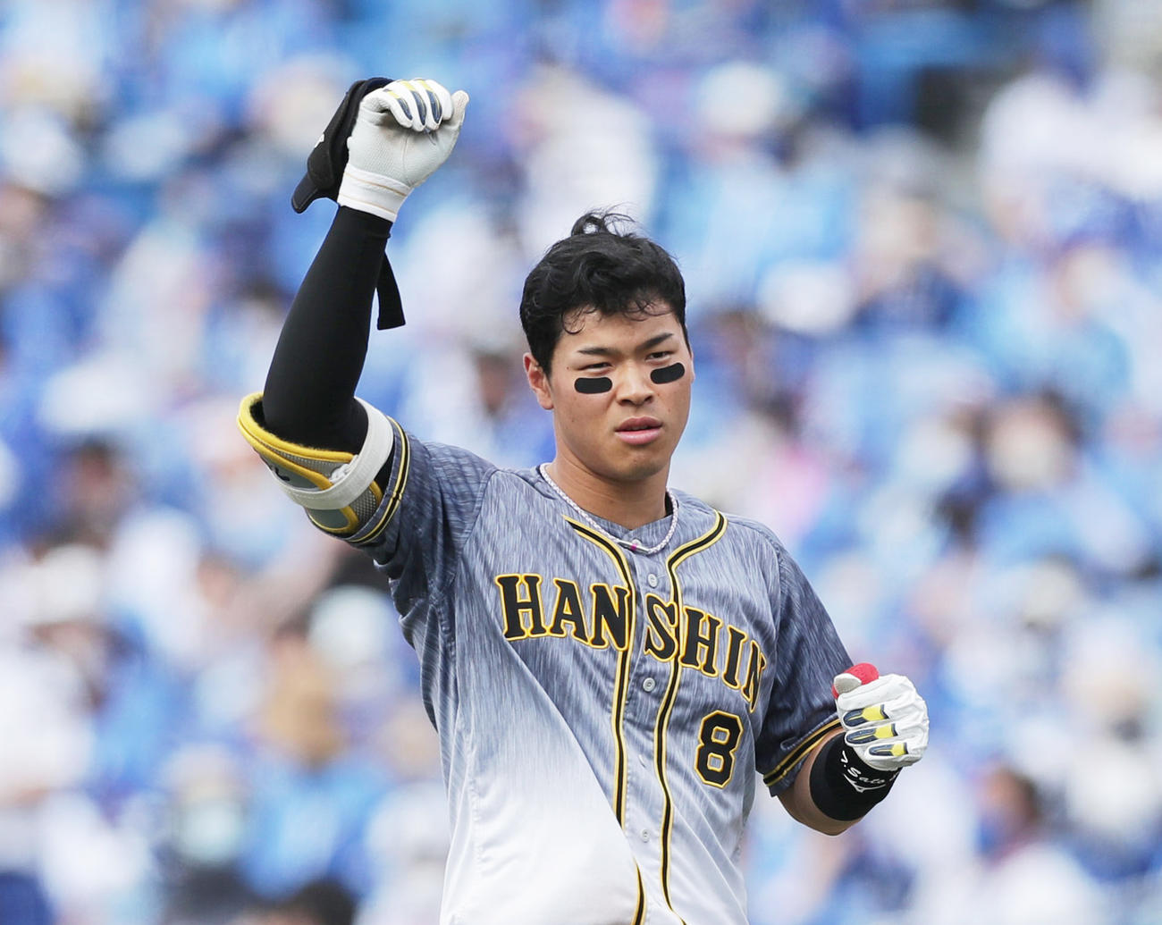 5回表阪神2死一、二塁、中前適時打を放ちガッツポーズする佐藤輝（撮影・前田充）