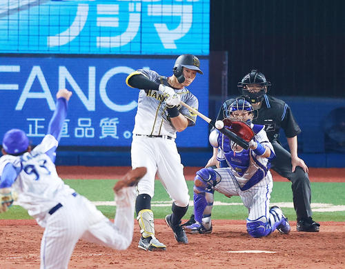 7日DeNA戦の4回表、右越え本塁打を放つ佐藤輝明