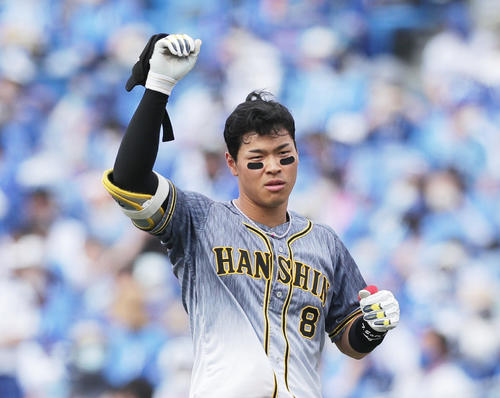 5回表阪神2死一、二塁、中前適時打を放ちガッツポーズする佐藤輝（撮影・前田充）