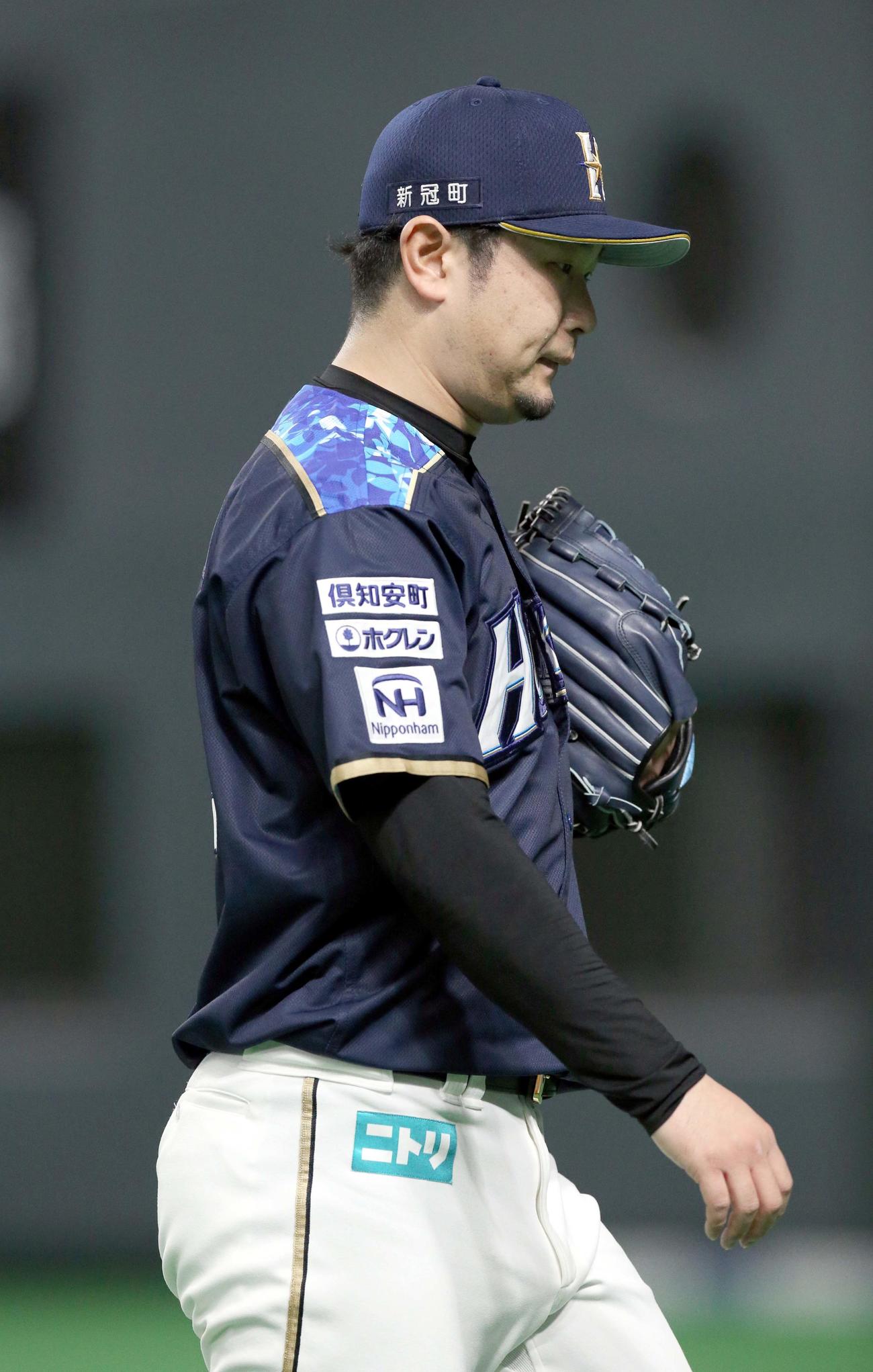 日本ハム対楽天　5回途中で降板する日本ハム池田（左から3人目）（撮影・佐藤翔太）