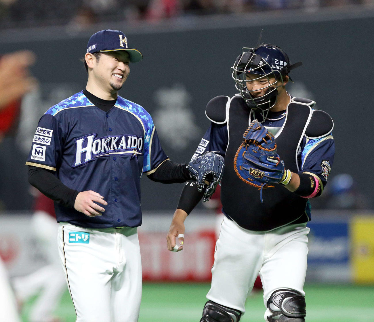 日本ハム対楽天　笑顔でベンチに戻る日本ハム池田（左）と宇佐見（撮影・佐藤翔太）
