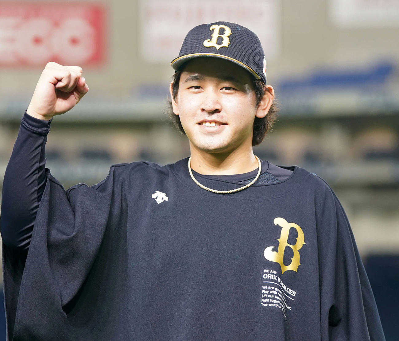 勝利投手のオリックス宮城は笑顔でガッツポーズ（撮影・鈴木みどり）