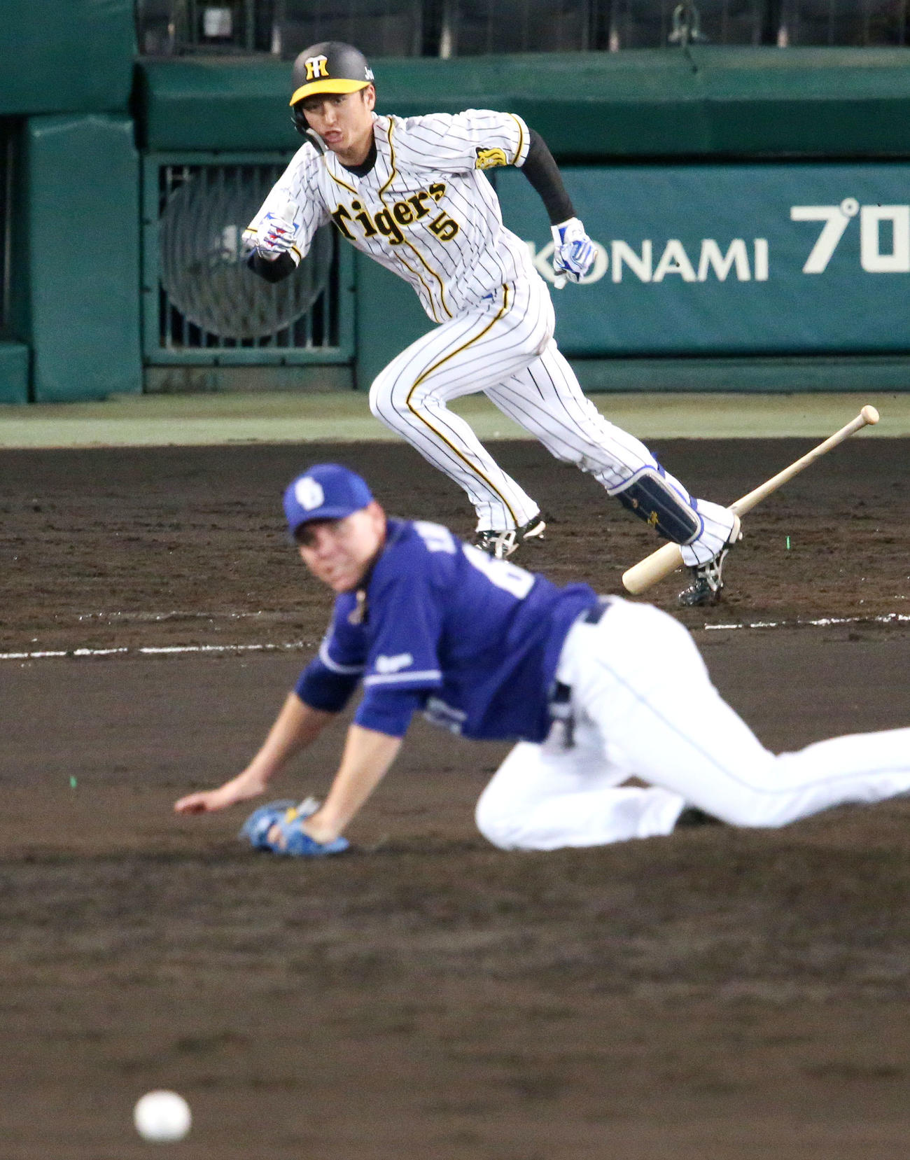 阪神対中日　7回裏阪神2死二塁、近本は中前同点適時打を放つ。手前はロドリゲス（撮影・上山淳一）