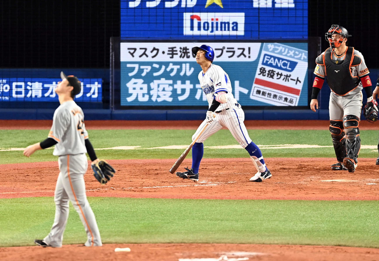 12日、DeNA－巨人戦の9回裏2死、一塁後方に打ち上げた桑原は、ボールの行方を見る。投手中川（撮影・たえ見朱実）