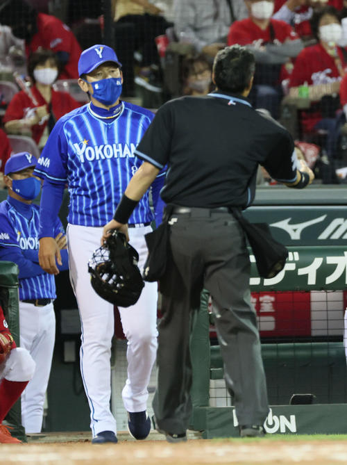 広島対DeNA 4回裏広島2死一、三塁、ロメロに代わって砂田への交代を伝える三浦監督（撮影・加藤孝規）