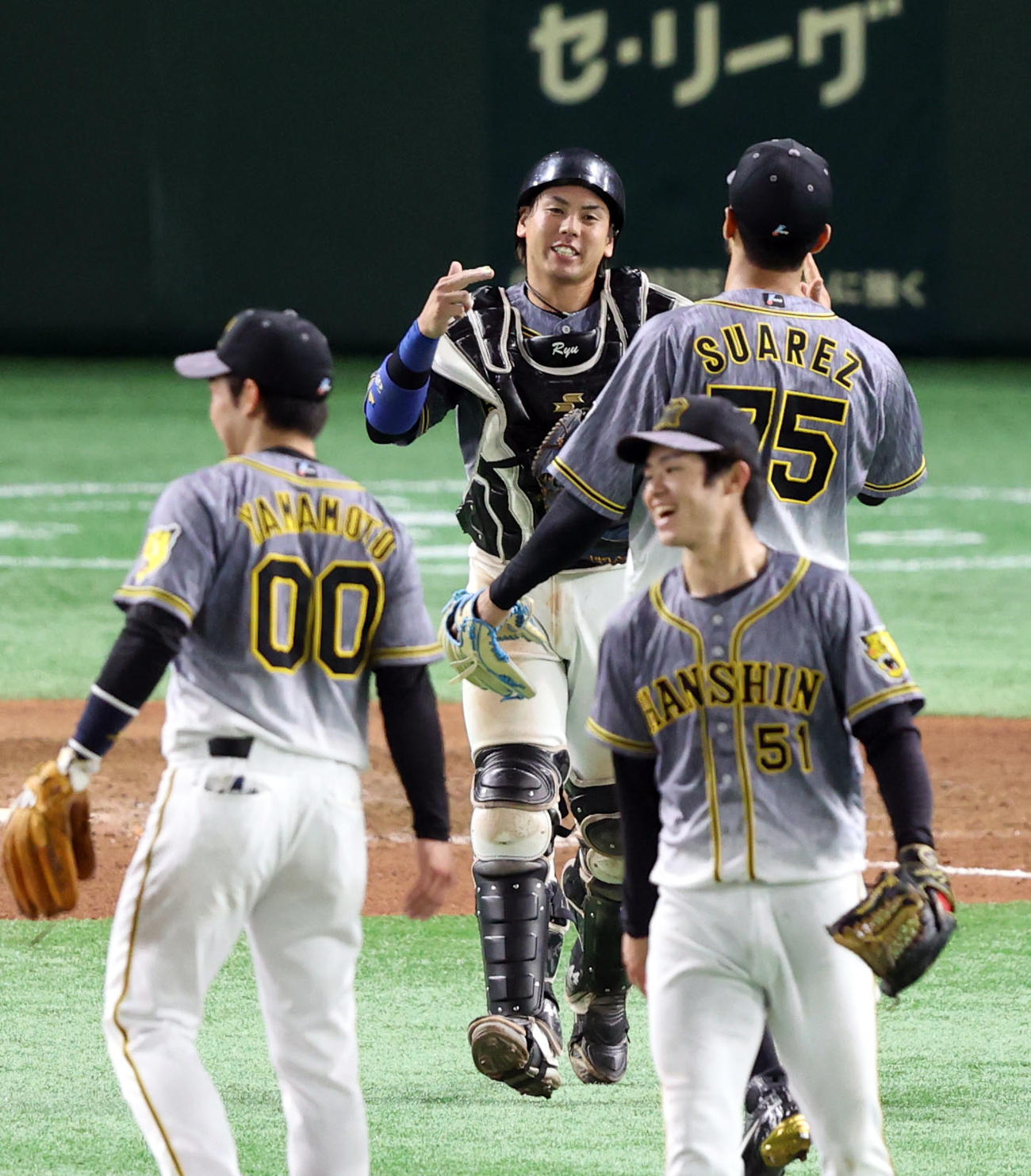 巨人対阪神　試合後、スアレス（後方右）と喜びを分かち合う梅野（撮影・狩俣裕三）