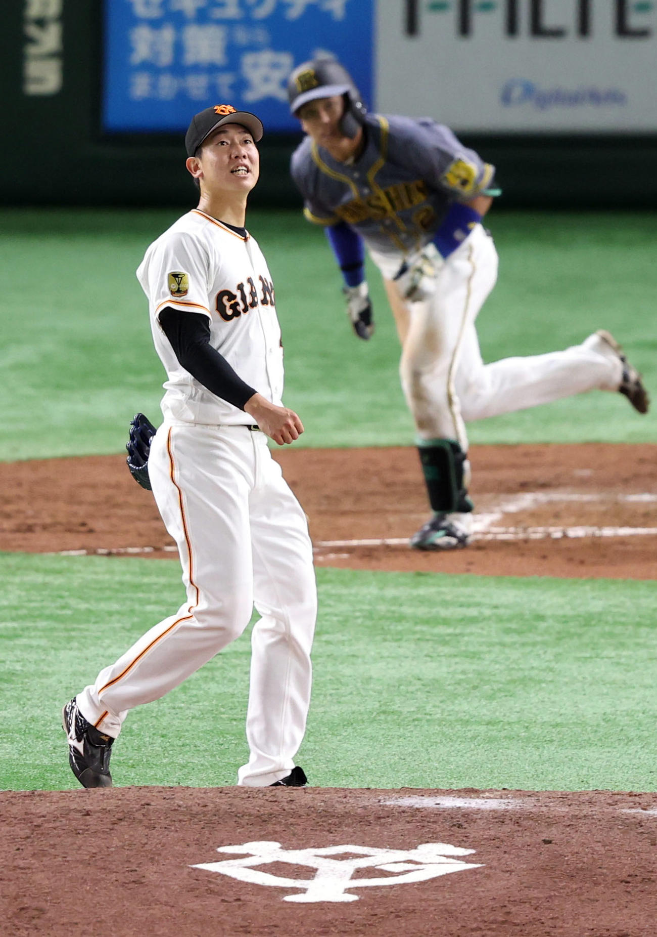 巨人対阪神　4回表阪神2死一、三塁、梅野に適時打を打たれる畠（撮影・狩俣裕三）