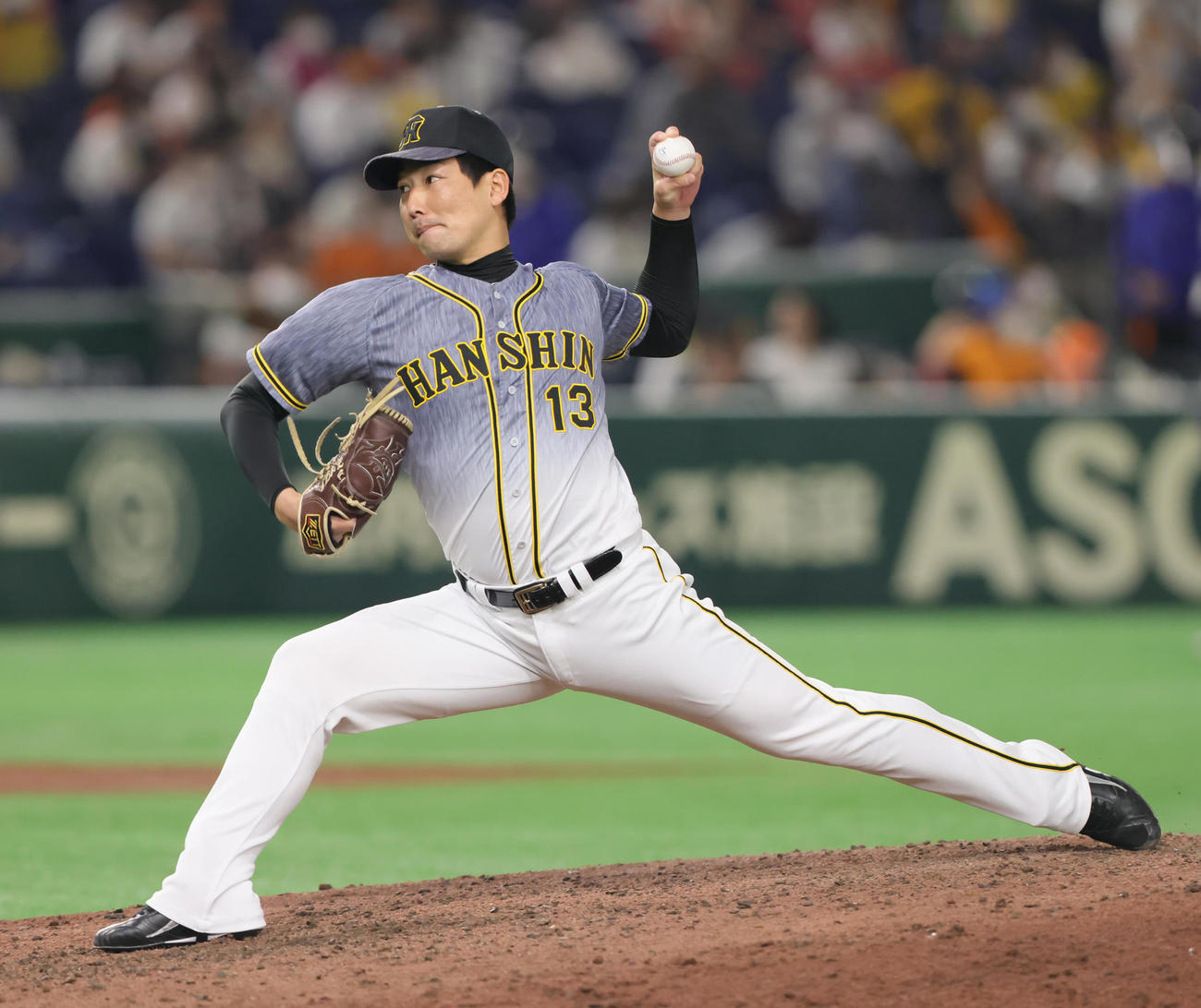 巨人対阪神　8回から登板した阪神岩崎（撮影・足立雅史）