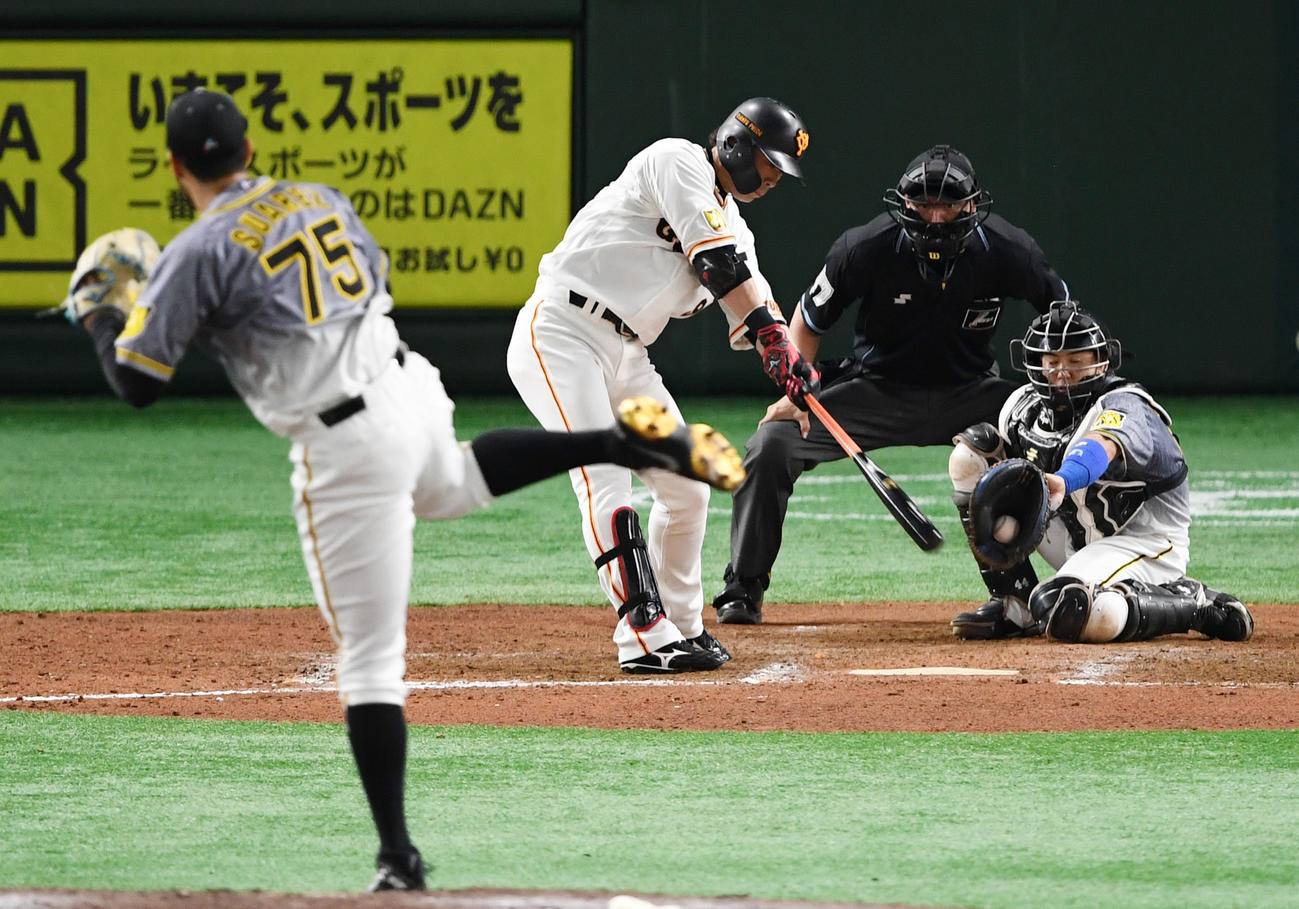 巨人対阪神　9回裏巨人2死、162キロストレートで空振り三振に倒れる亀井（撮影・横山健太）