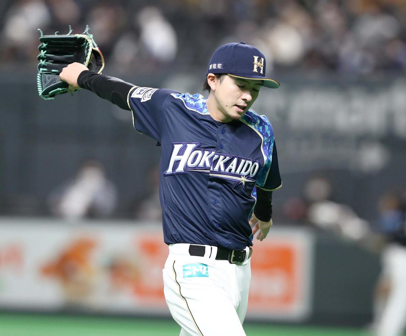 日本ハム対ソフトバンク　7回に同点にされ渋い表情でベンチに引き上げる上沢（撮影・黒川智章）