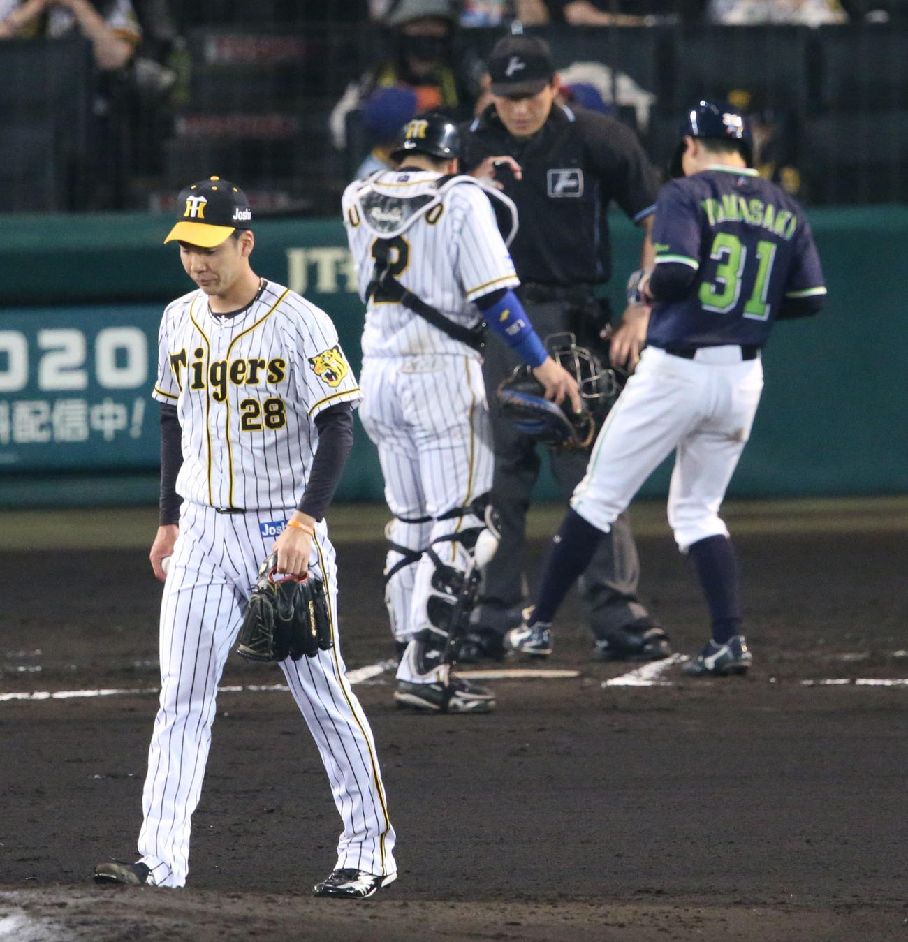阪神対ヤクルト　6回表ヤクルト無死満塁、小野（手前）は村上に押し出し四球を与える（撮影・上山淳一）